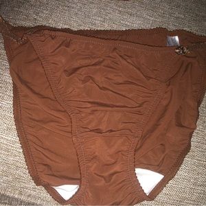 Ladies undies - Intimate Apparel. String sides. Flower detail on string. 8 pairs